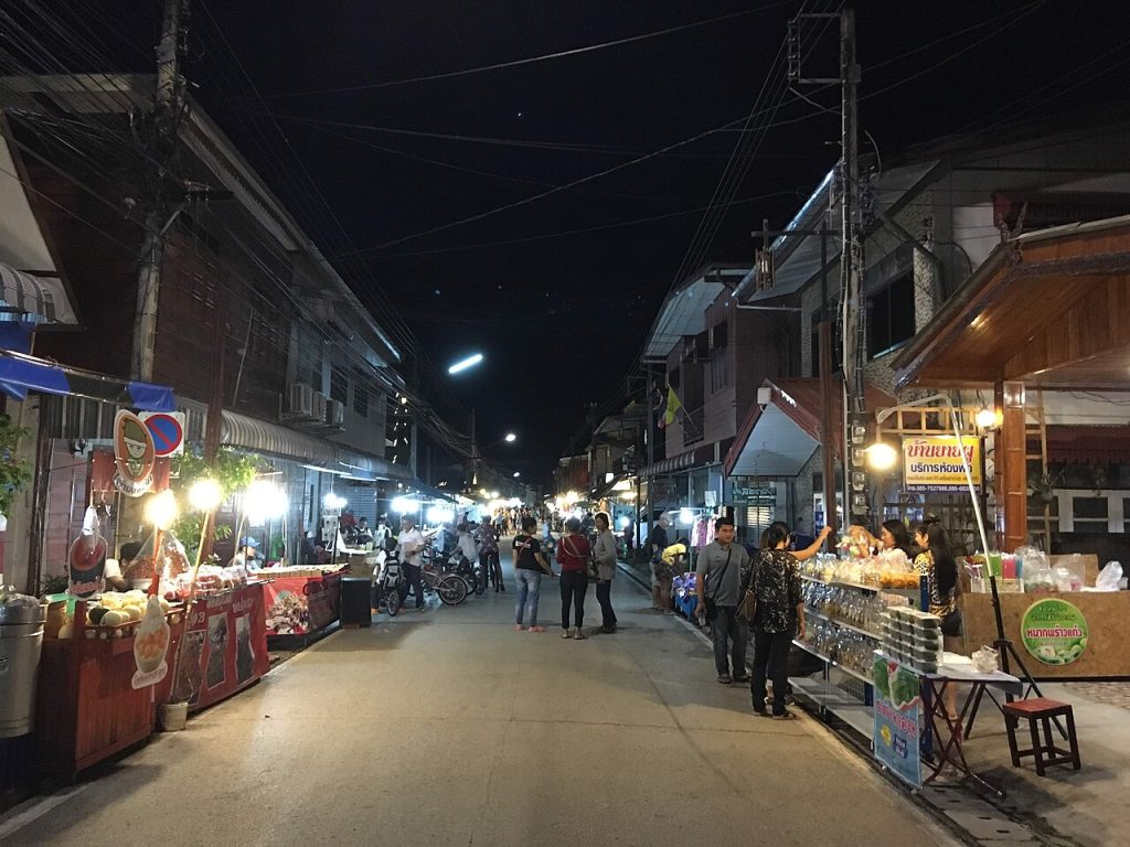 夜间清刊步行街两侧摊位亮灯并有人步行