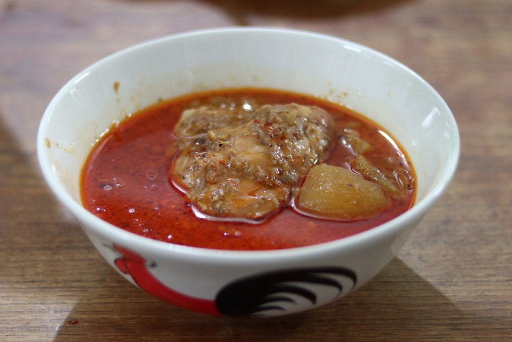 鸡纹白碗中的玛萨曼鸡肉和土豆
