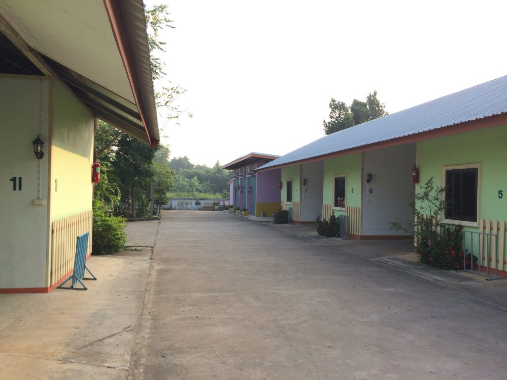莫达汉一排带独立编号入口的低层住宿房间