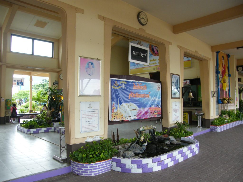 那空沙旺火车站大厅内的时钟、站牌、公告与绿植水景