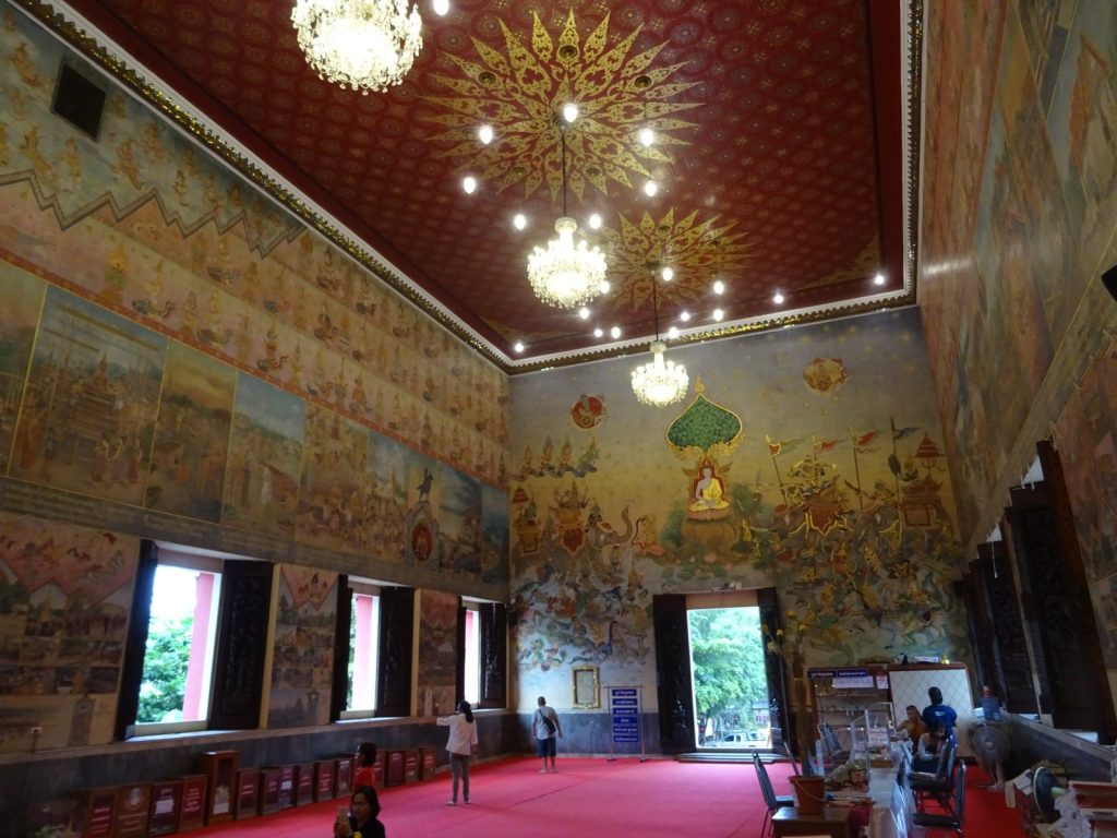 菩猜寺殿内朝向门口的壁画、红色天花板与吊灯