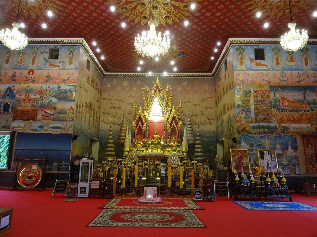 菩猜寺供台正面全景，两侧壁画与红地毯