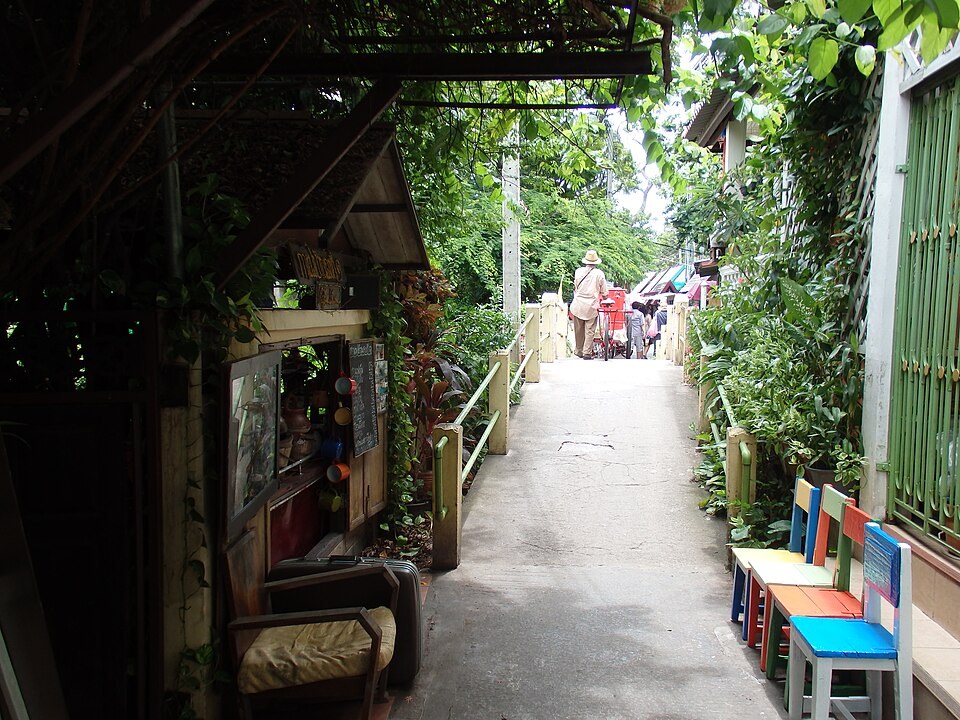 阁叻岛房屋与绿植之间的步道和彩色小椅子