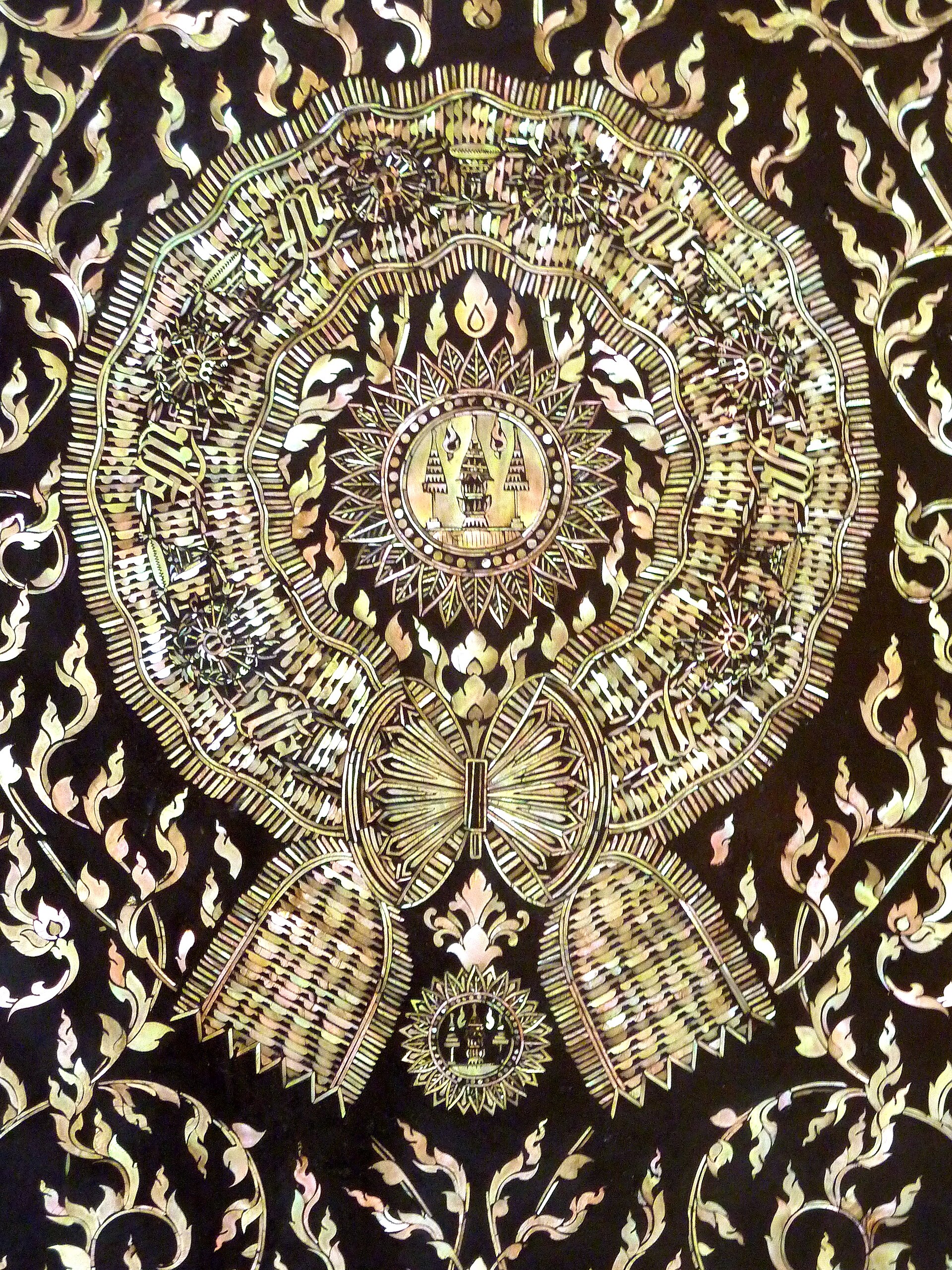 曼谷叻差波披寺珍珠母圆形徽章与叶纹，细长壳片在黑底上组成放射图案