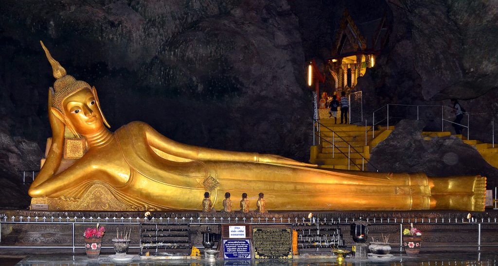 素旺库哈寺主洞金色卧佛正面与足部台阶