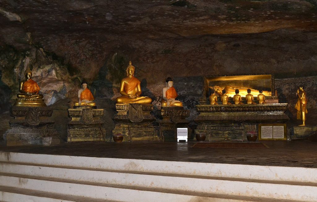 素旺库哈寺岩壁下的坐佛小卧佛与站立造像群