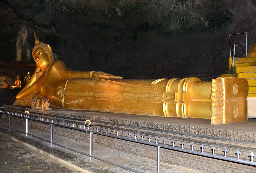 素旺库哈寺金色卧佛足部栏杆与黄色台阶侧景