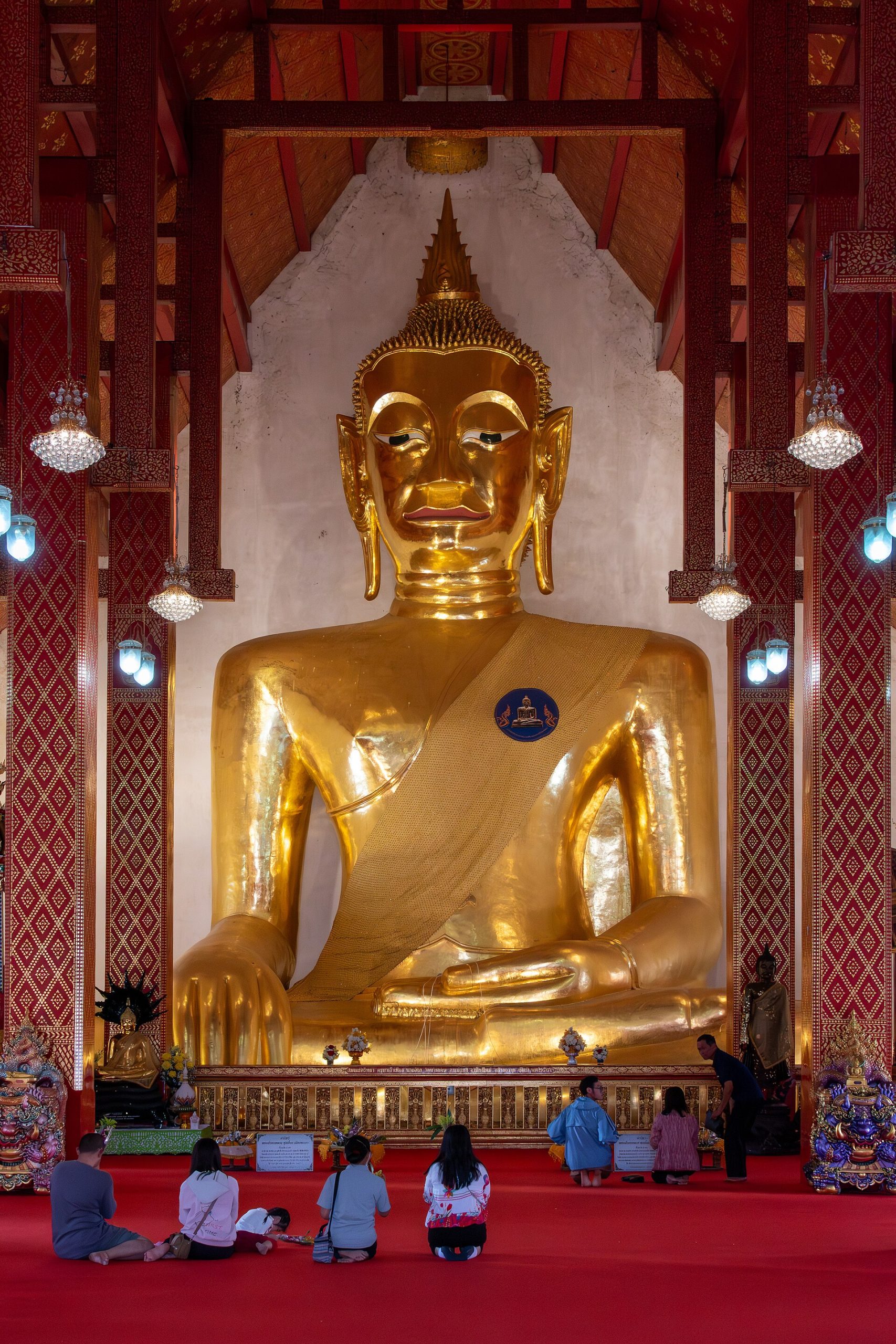 诗空坎寺帕昭通金色坐佛与前方礼佛者