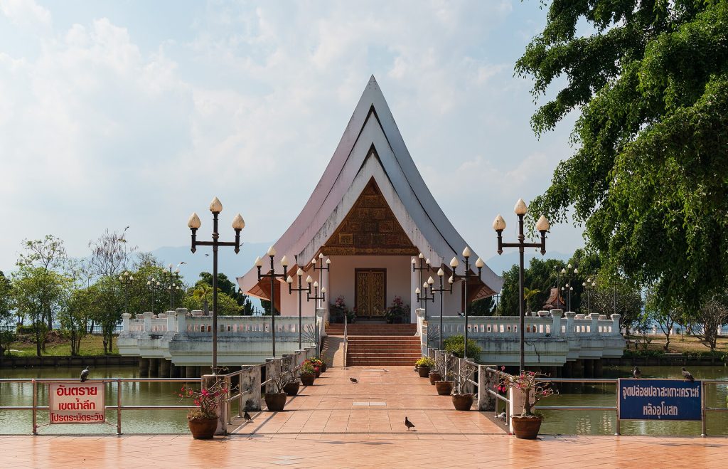 诗空坎寺戒堂的尖高屋顶与水边通道