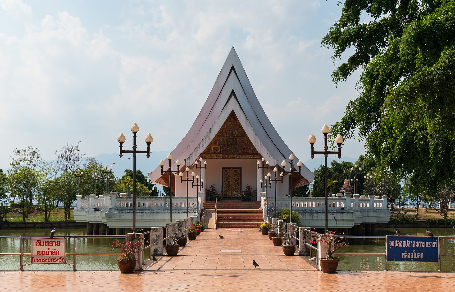 诗空坎寺临水戒堂的高尖屋顶、台阶与正面通道