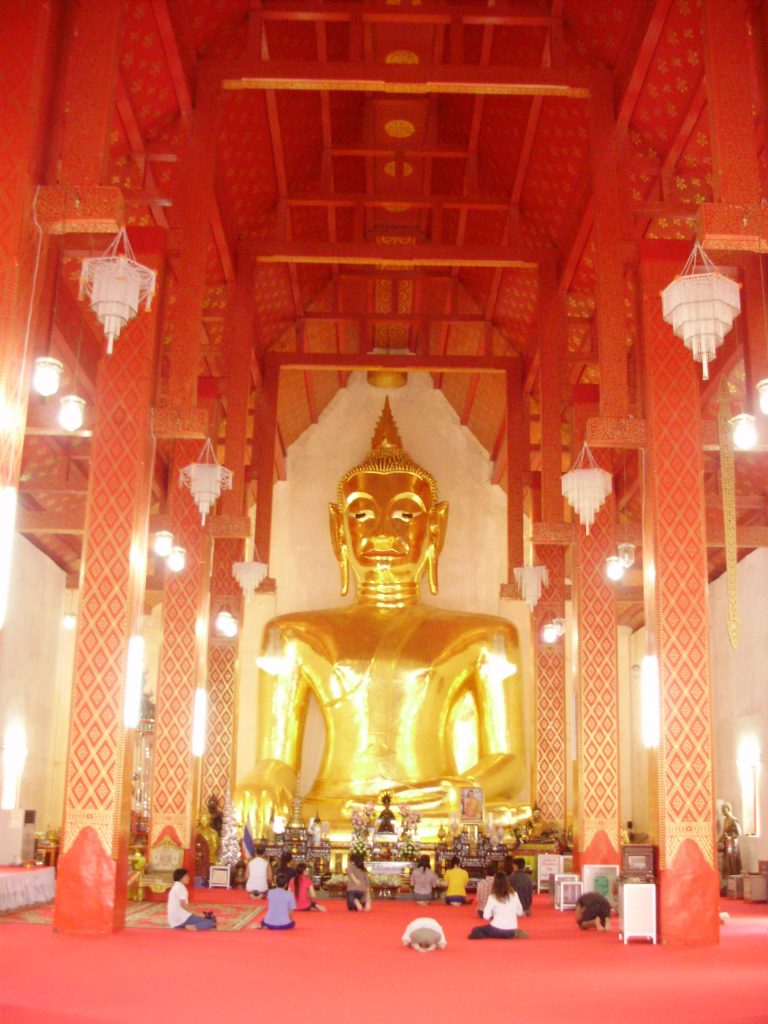 诗空坎寺红柱梁架之间的帕昭通佛像远景