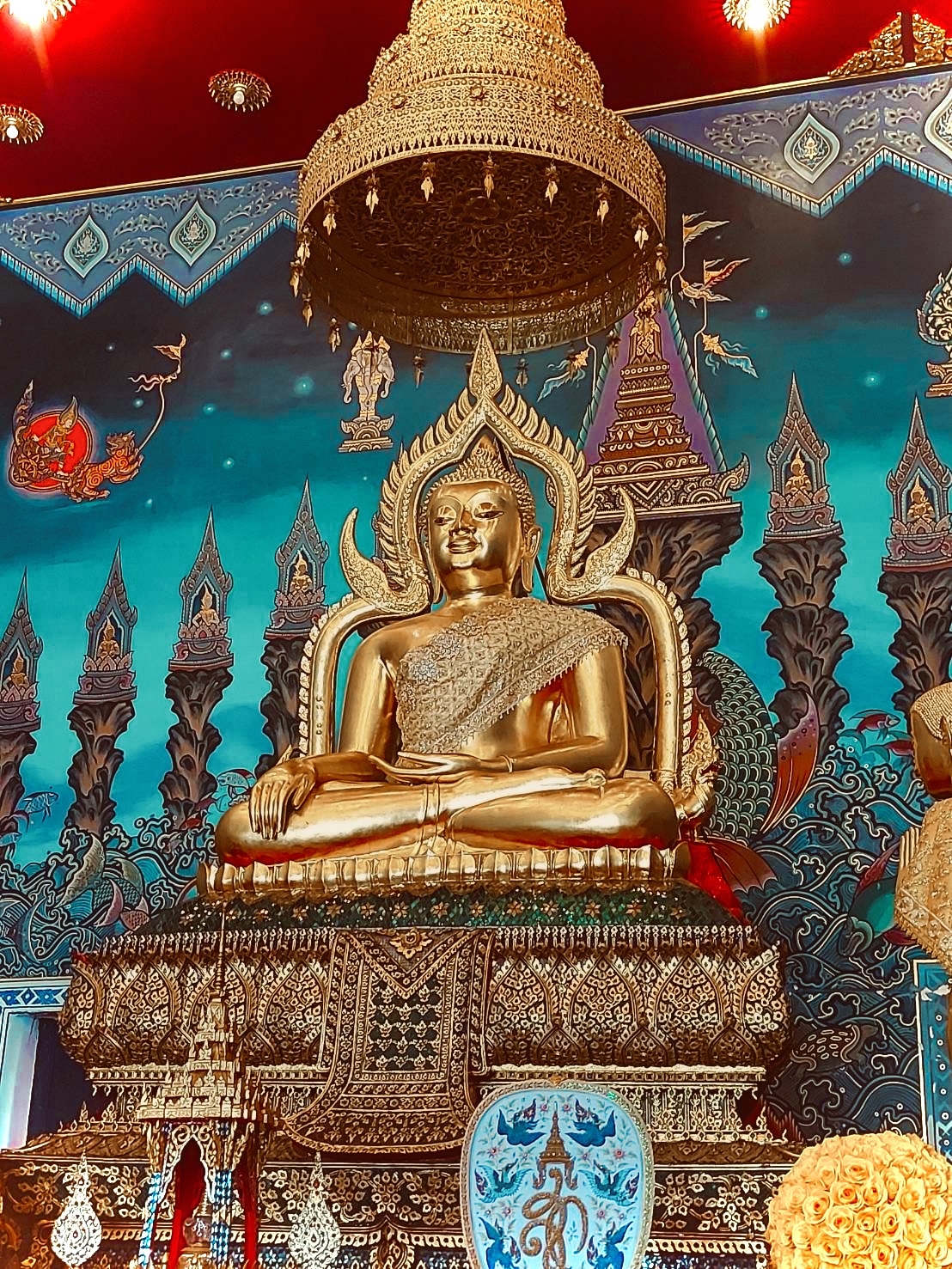 塔銮寺金色Luang Pho Phet坐佛、火焰背光与蓝绿色壁画