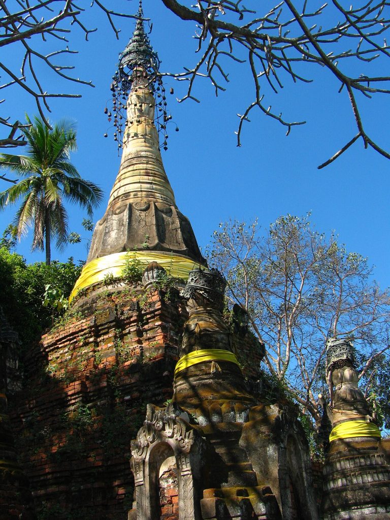 宗沙旺寺佛塔近景，可见砖砌塔基、壁龛与上方尖顶