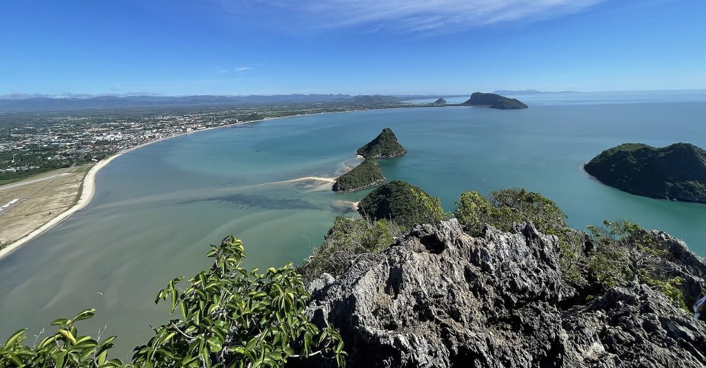 从考 Lom Muak 岩石高处俯瞰弧形海湾、离岸山体与巴蜀城区