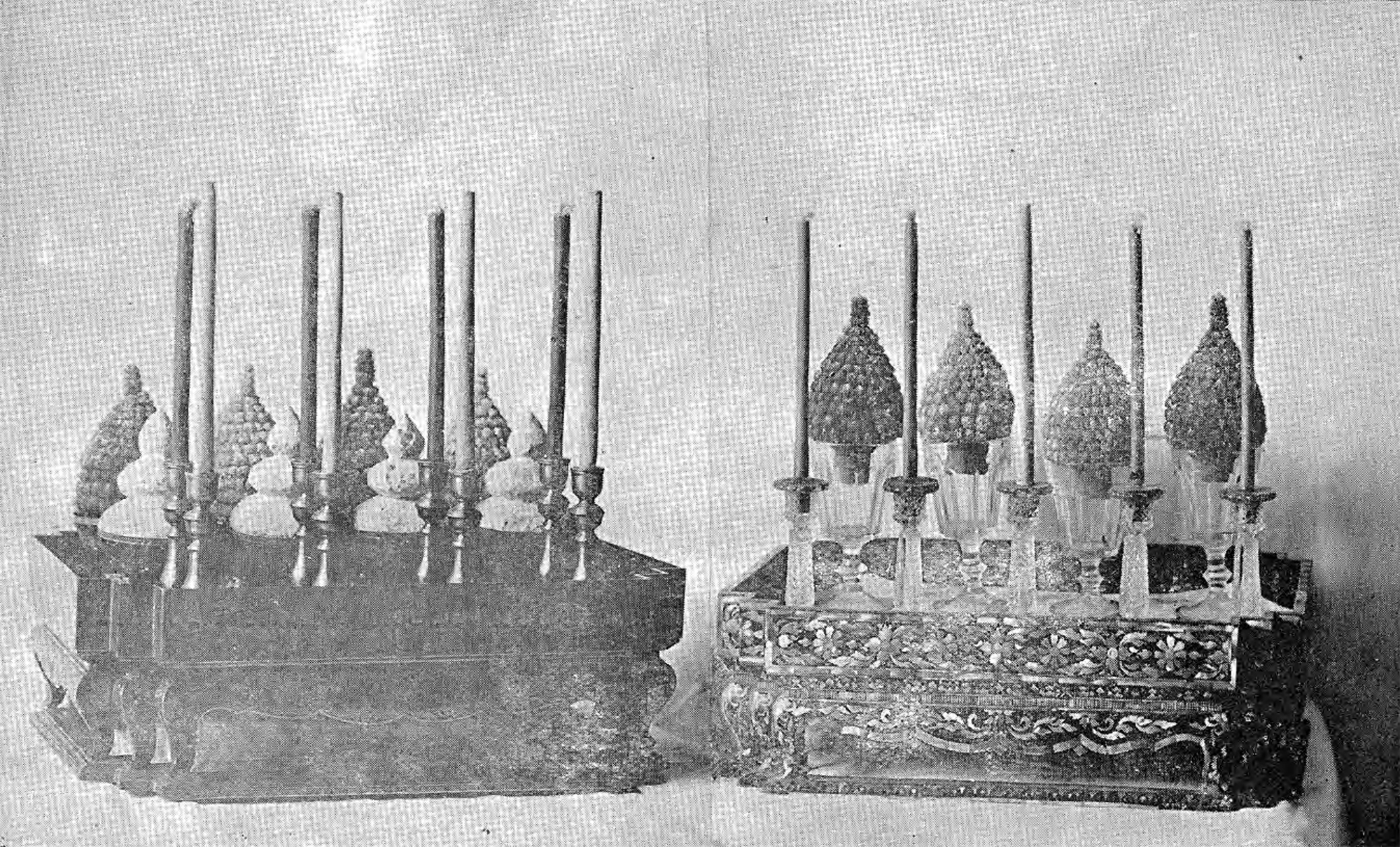 1928年出版物中的暹罗供品托盘对照图，左侧说明为黑银托盘，右侧为五件供品托盘。