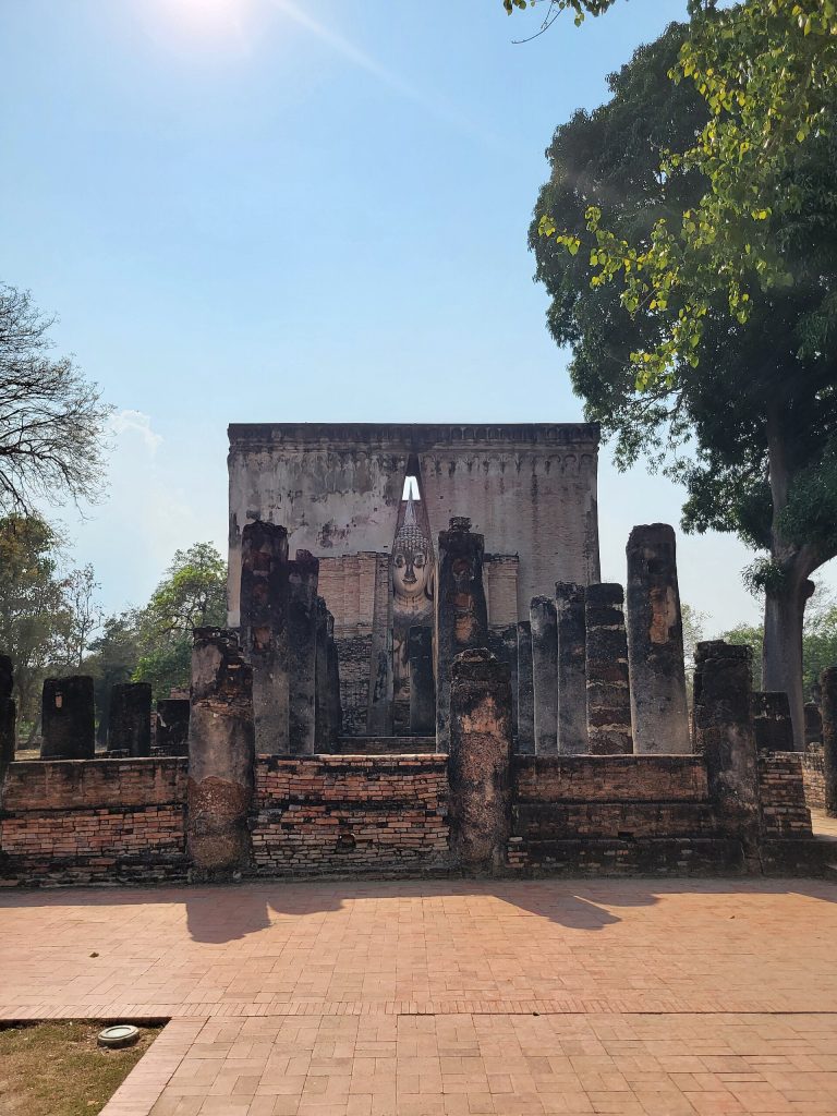 从残柱之间望向西春寺主佛堂与佛脸