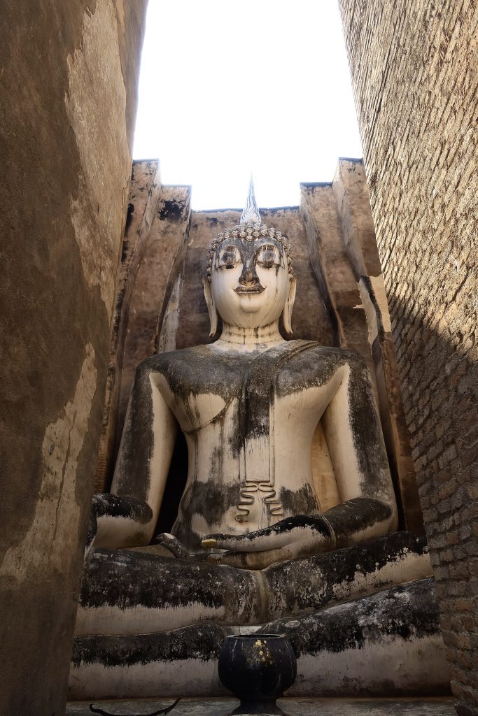 高墙内的西春寺主佛全身与顶部天空