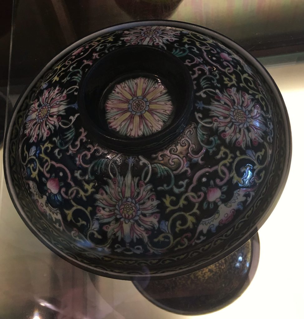 黑底彩花纹班贾隆圆器俯视图