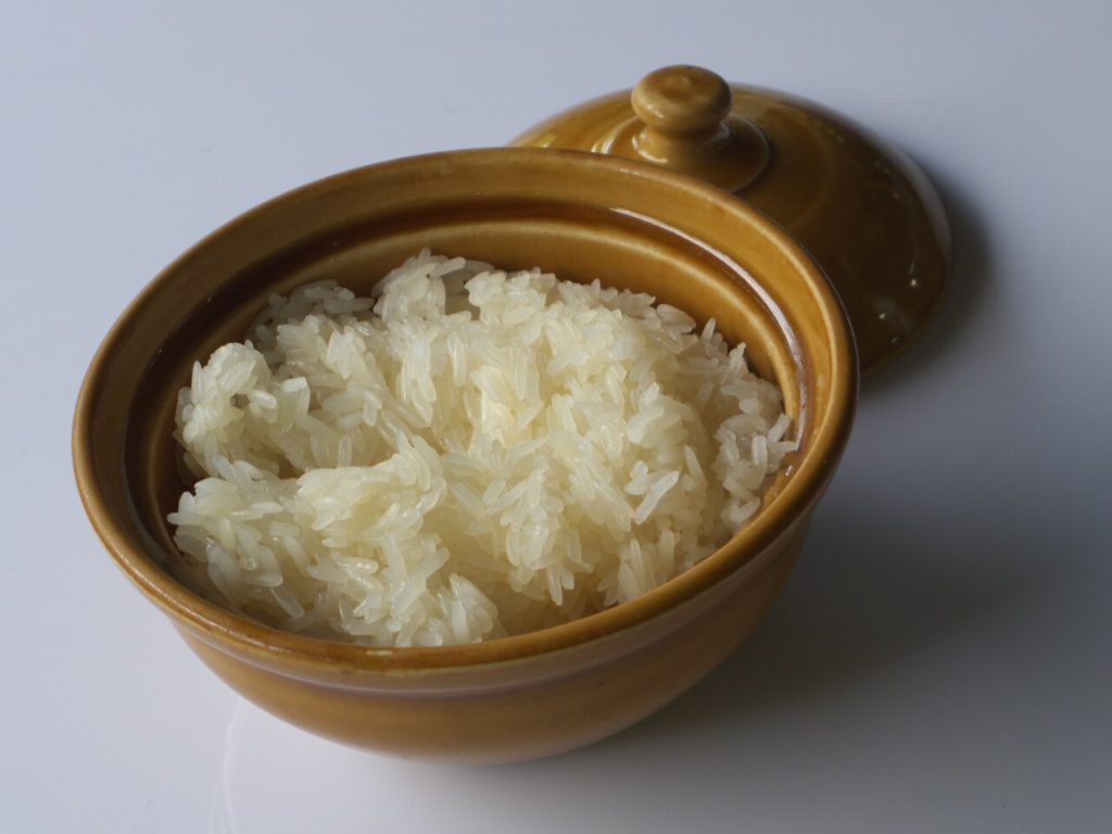 陶制容器里一团已经蒸熟的泰国糯米饭