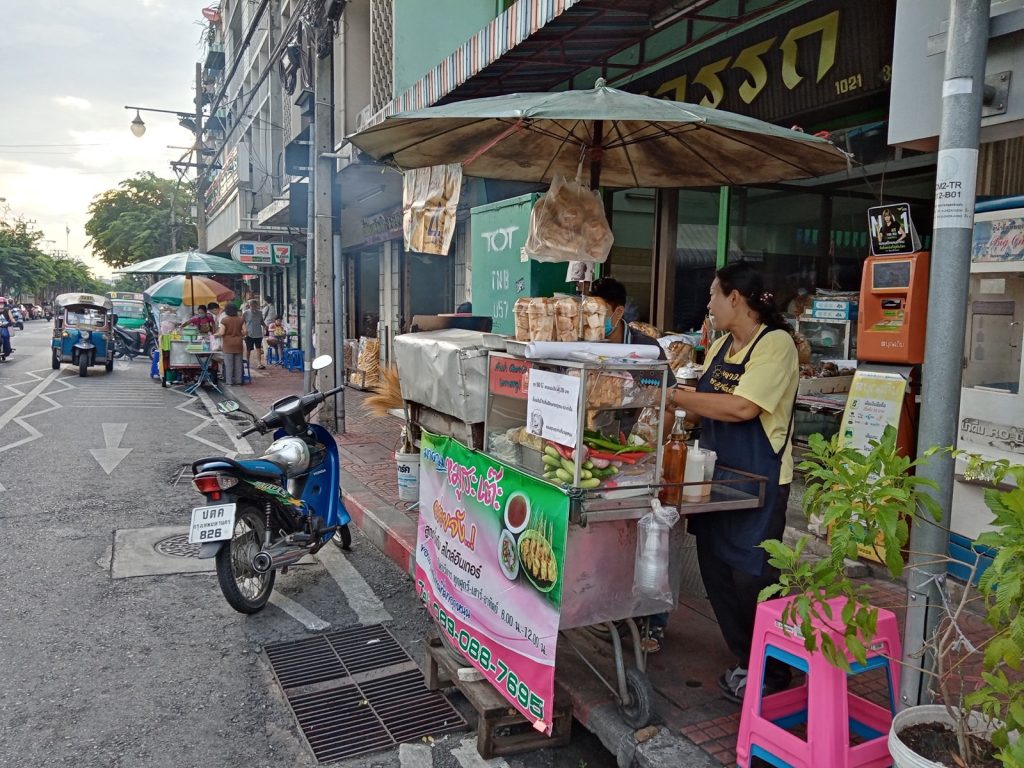 曼谷Talat Phlu街边猪肉沙爹推车