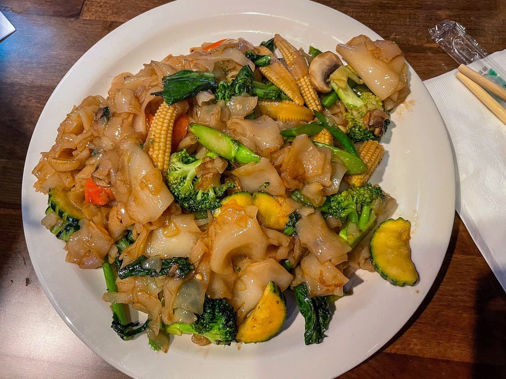 宽粉中混有玉米笋、蘑菇、西兰花与橙色和黄色蔬菜片。