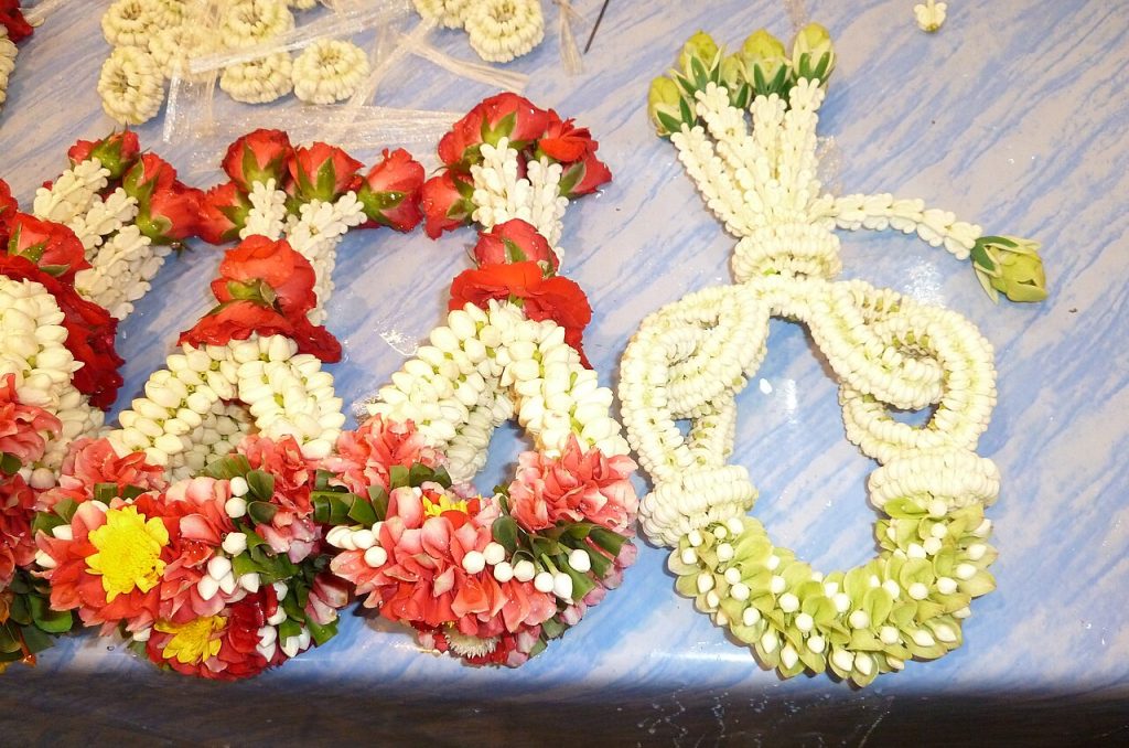 花市摊位上摆放红白相间的花环