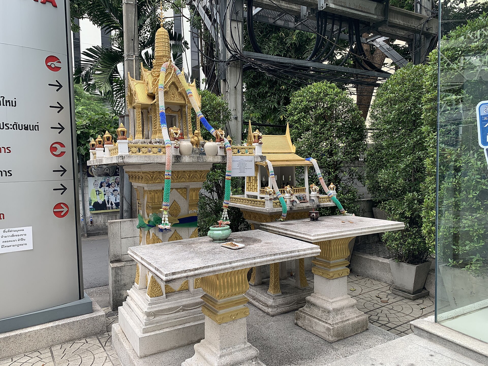 泰国街角的小神屋,供品摆给谁?