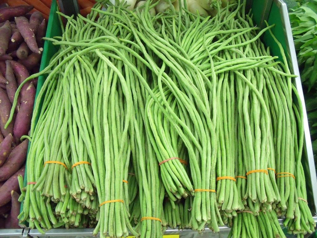 托盘中摆放多束细长绿色长豆荚。