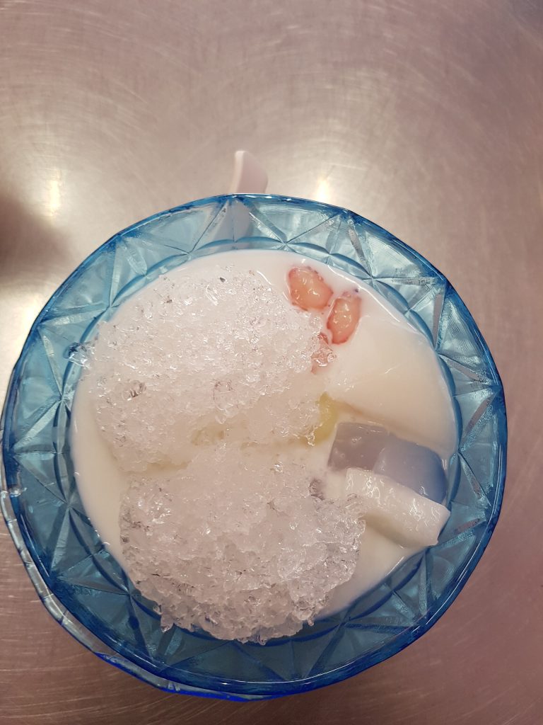 曼谷王朗一碗蓝色容器中的红宝石甜品与碎冰