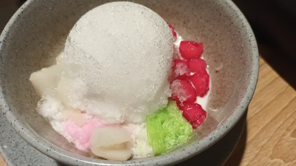 红宝石甜品与其他配料混合上桌的一碗甜品