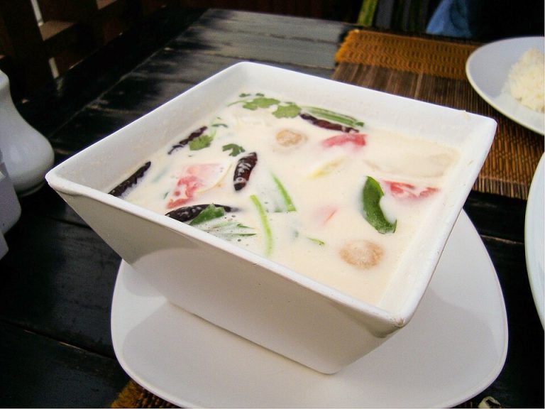 椰奶鸡汤的椰香里还带着酸味