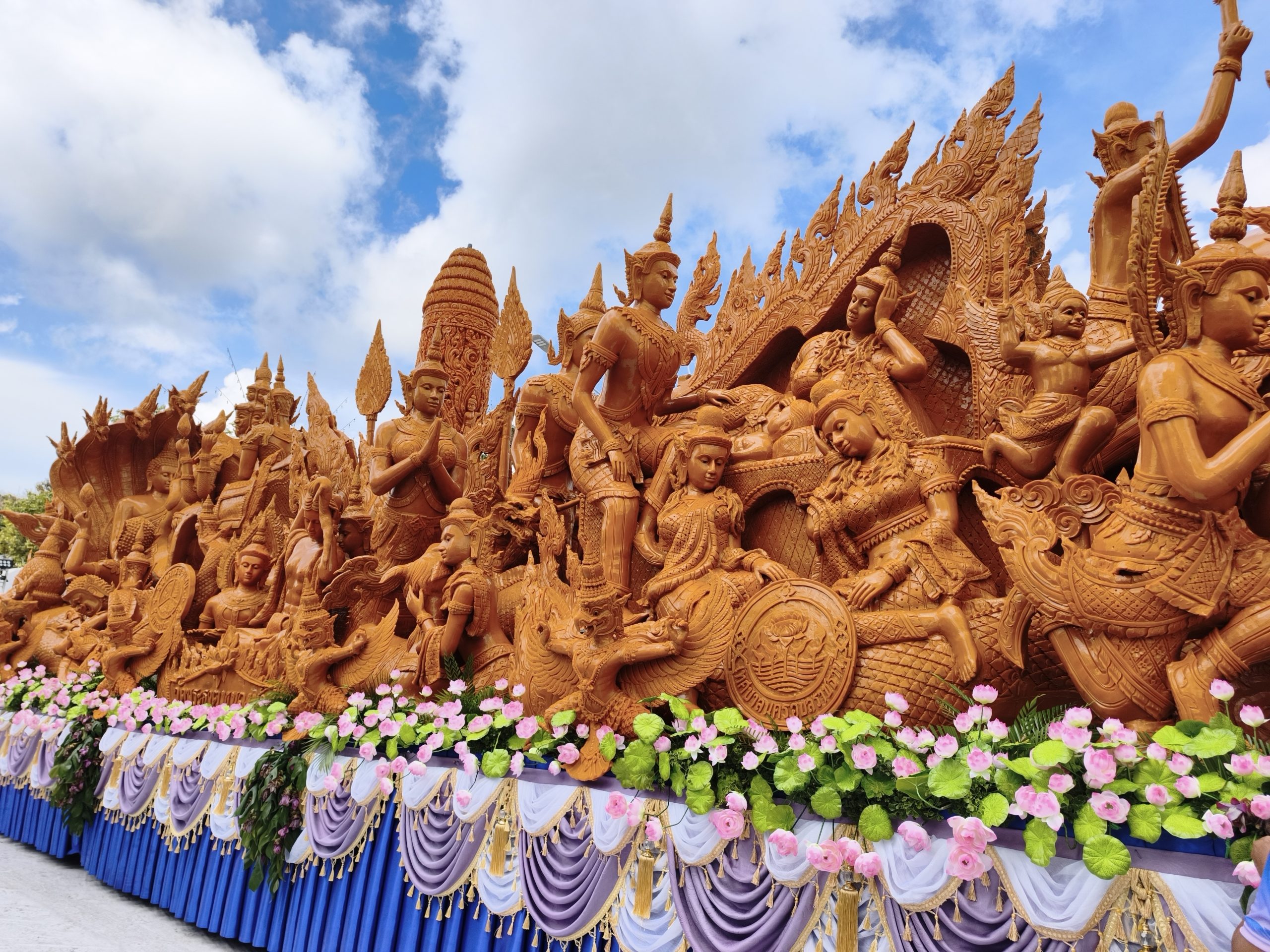 2026年乌汶蜡烛节Wat Phra That Nong Bua作品,人物群像、尖形装饰和圆柱蜡面沿花车展开
