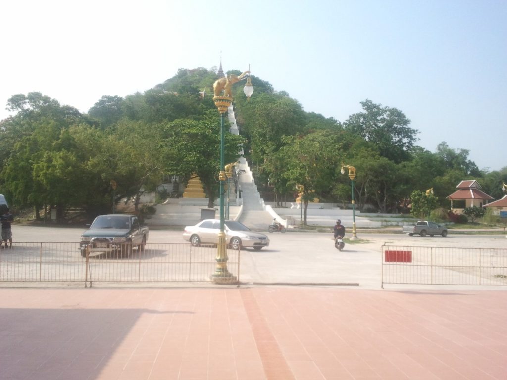 桑卡拉寺山脚庭院与远处山阶