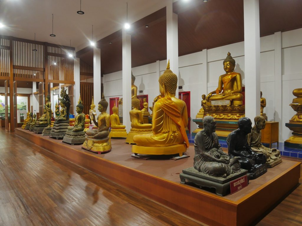 桑卡拉寺殿内排列的多尊佛像