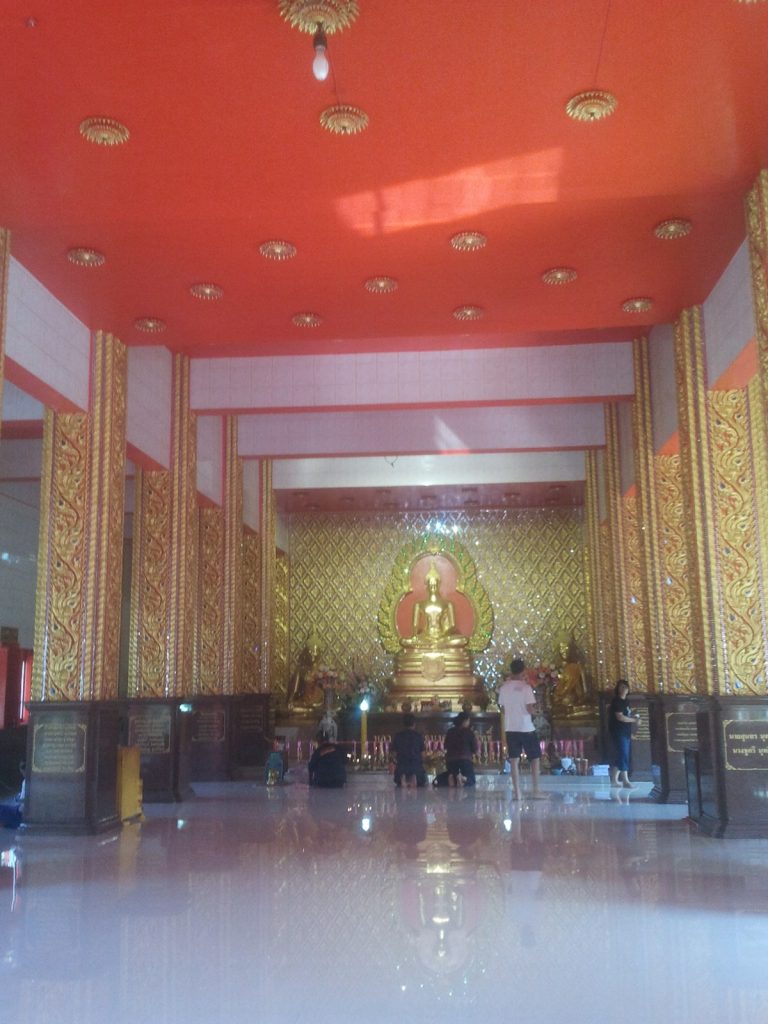 桑卡拉寺红顶殿堂中的金色坐佛