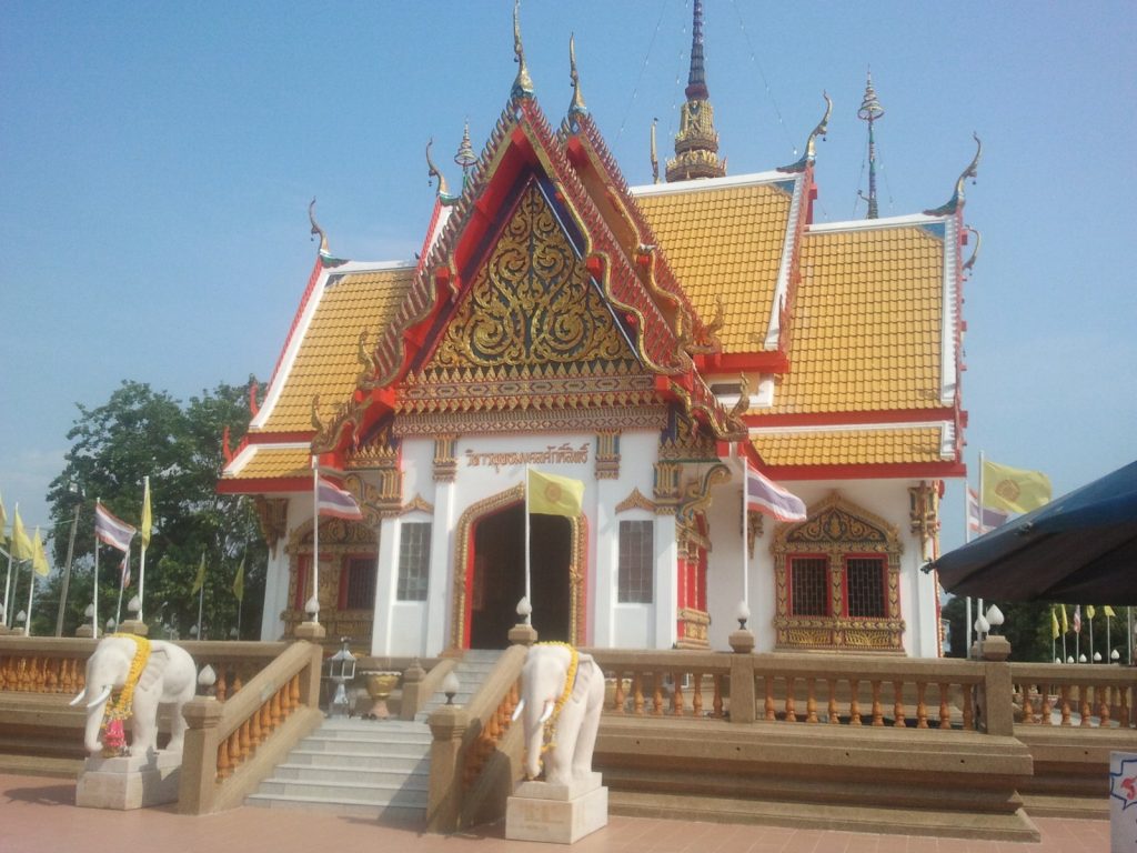 桑卡拉寺殿堂外观与入口白象