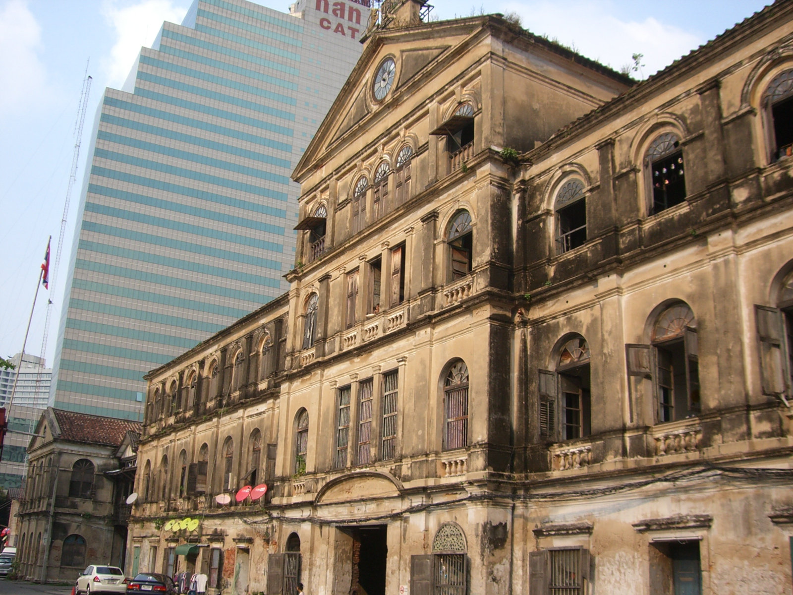 2010年的斜向近景:旧海关钟面、拱窗、木窗扇、栏杆与风化墙面。
