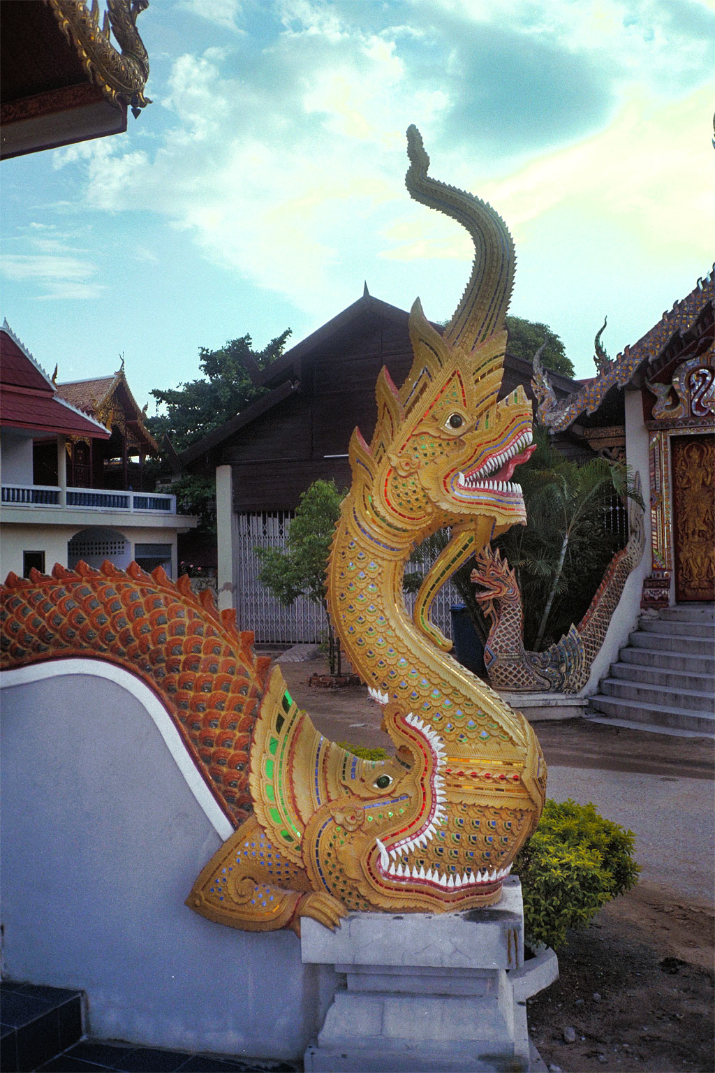 清迈 Wat Mahawan 阶梯旁的金黄色娜迦雕饰，红白牙齿和橙绿色鳞片清晰可见，1999年照片