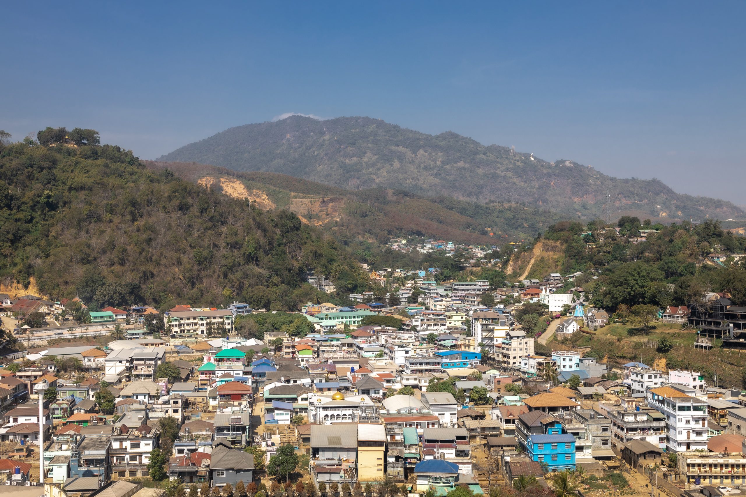 从泰国多瓦寺观景台望向缅甸大其力,屋顶延伸到远处山地。