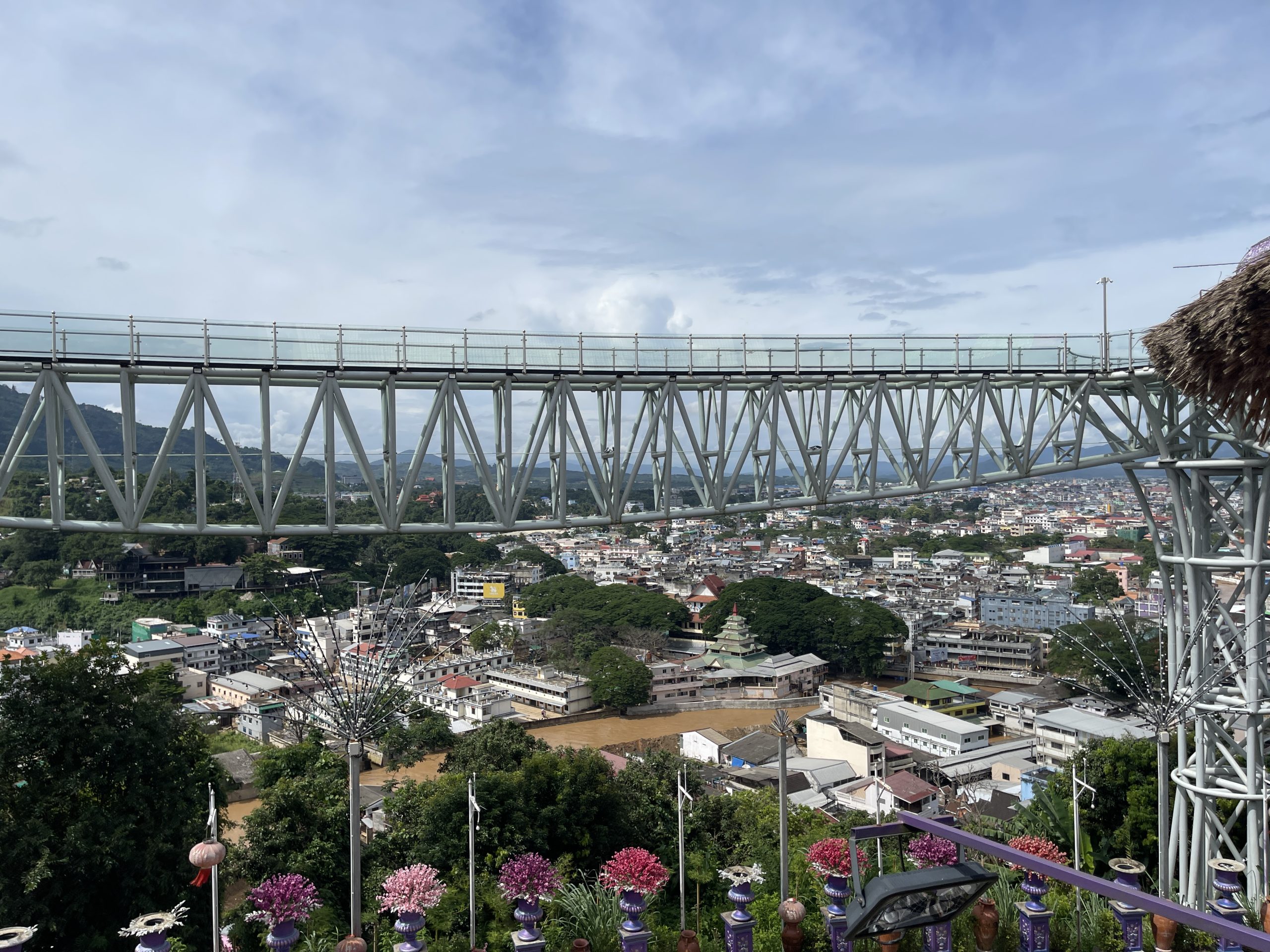 寺院山顶的观景步道横过前景,下方是两岸城镇。
