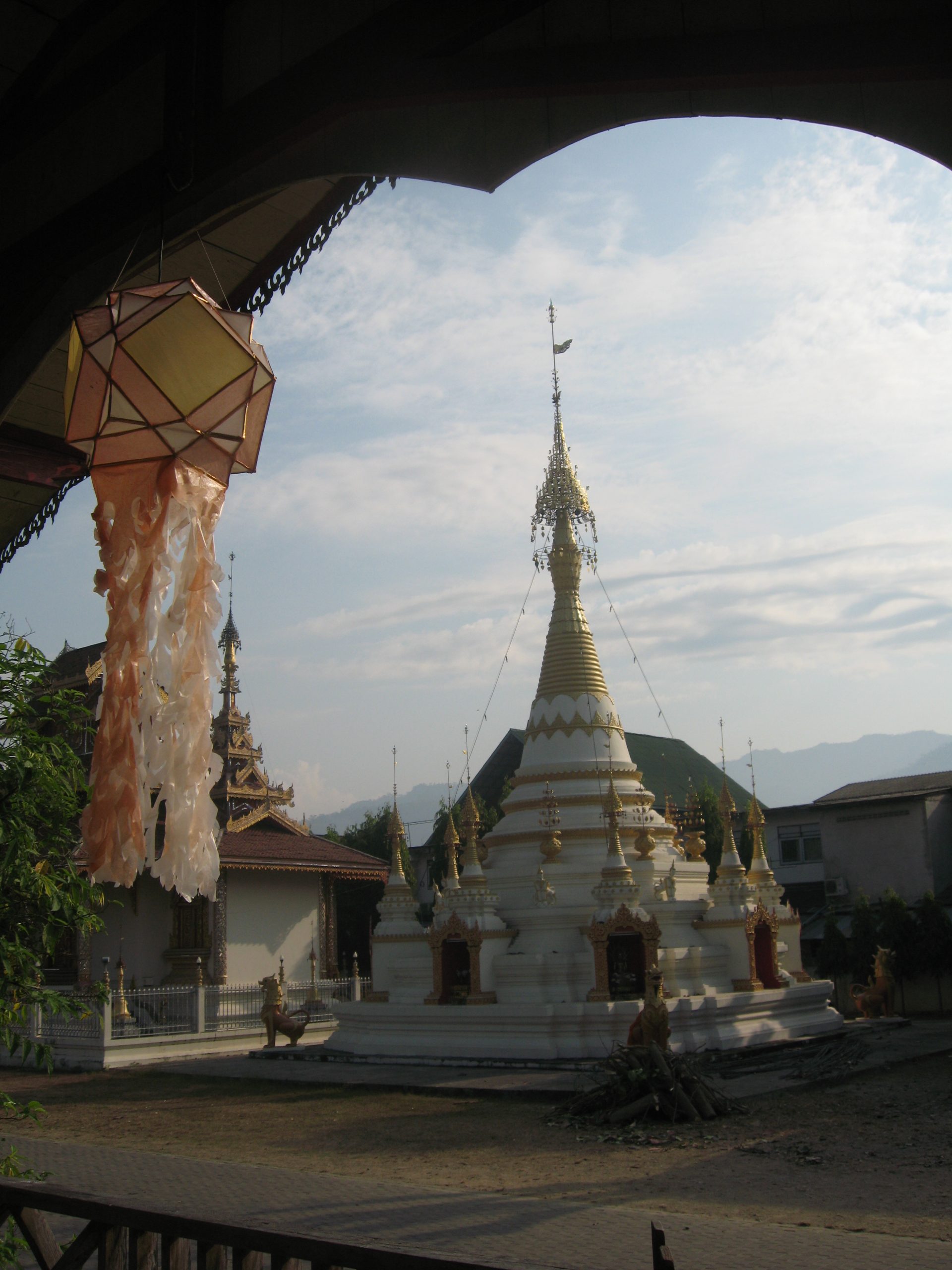 2010年从夜丰颂Wat Hua Wiang覆檐下看向白金佛塔、院落空地,左侧浅色灯饰完整