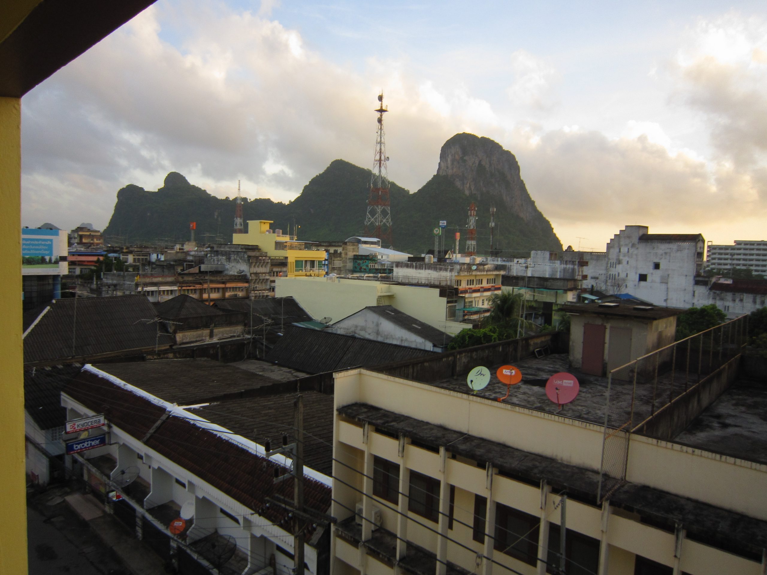 帕他仑市区屋顶后是考奥塔鲁山，并非本寺洞窟山。