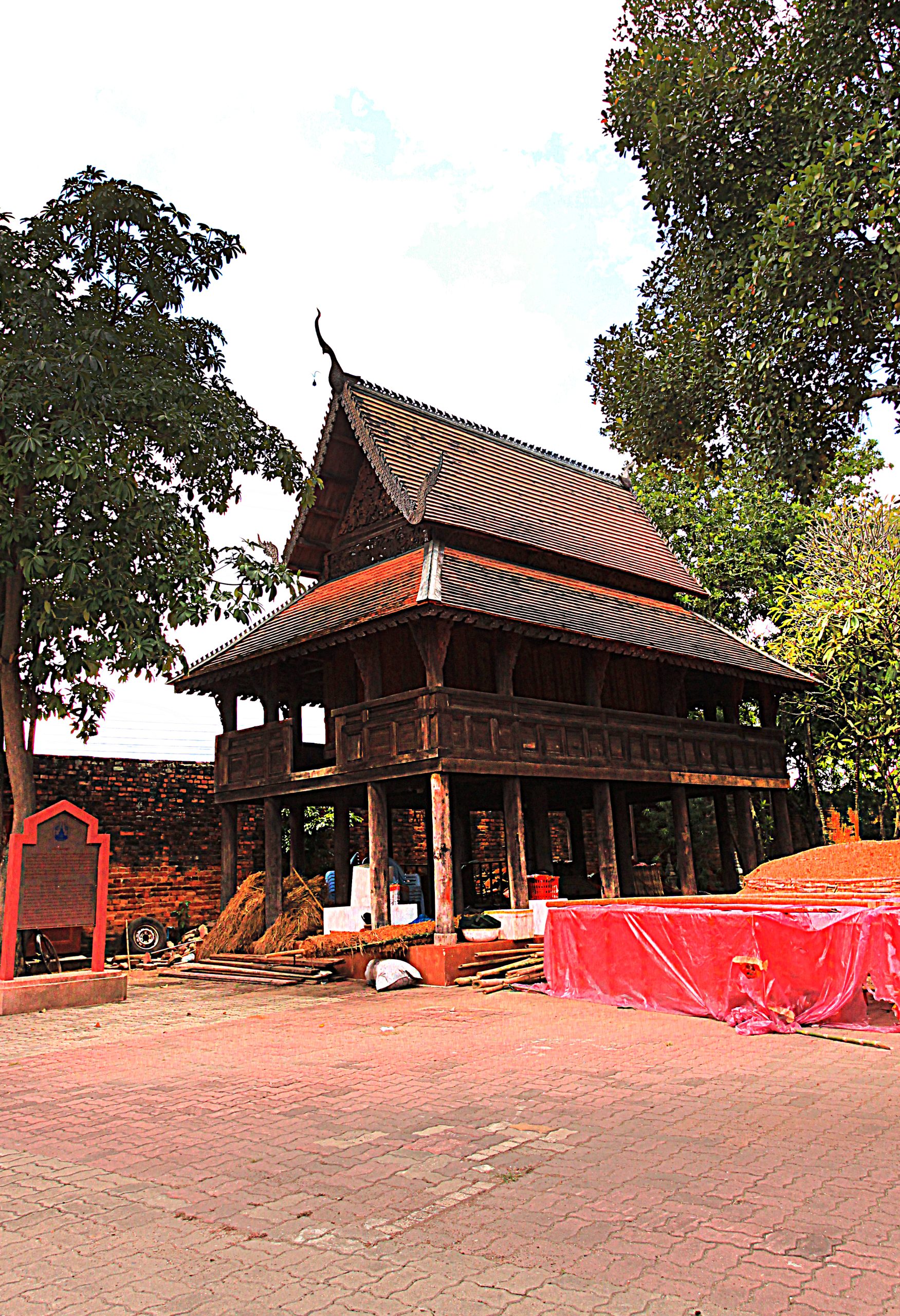 2013年 Pratu Pa 经楼前侧面、双坡屋顶叠在四坡低屋面之上、台阶与柱廊