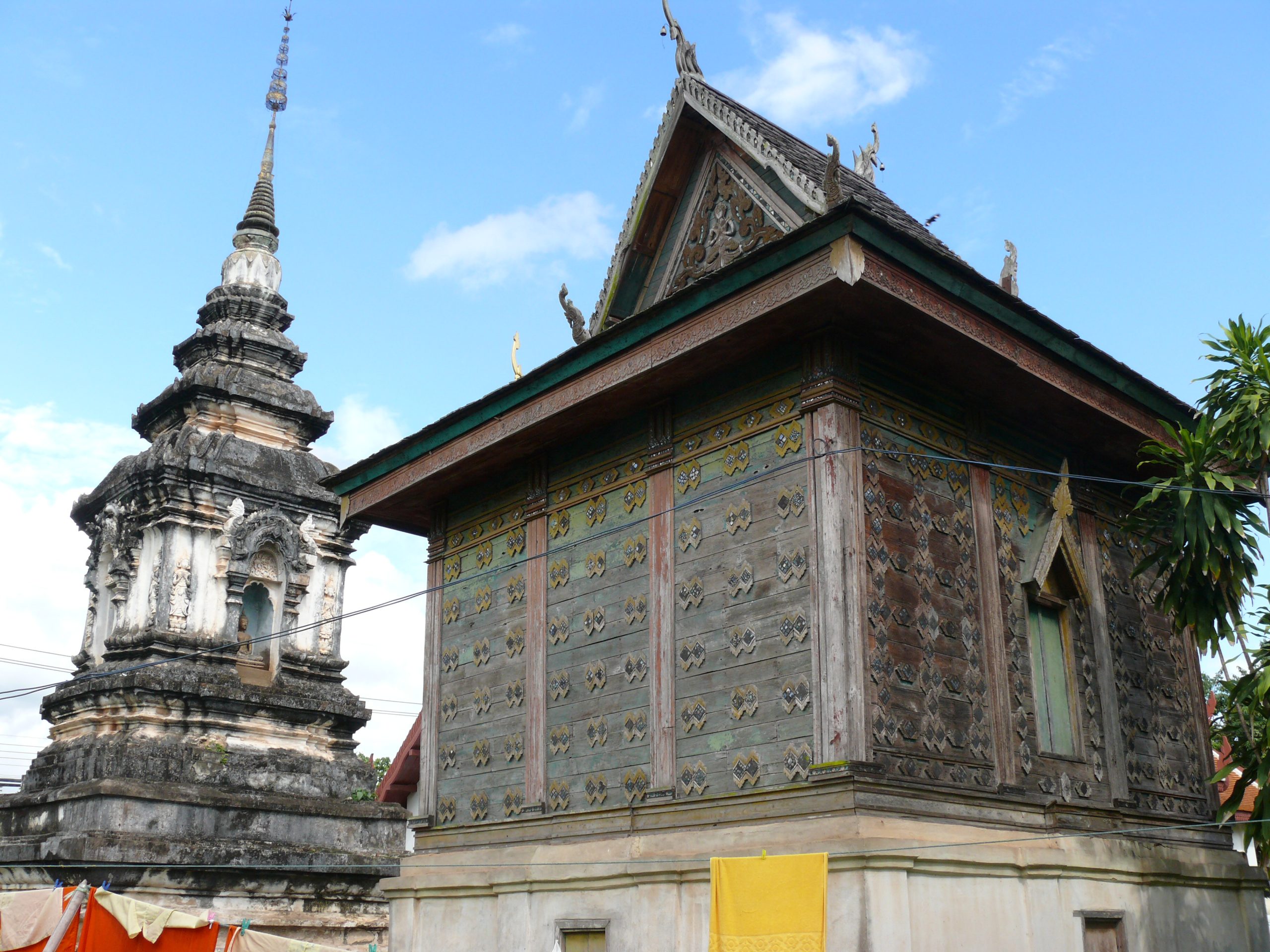 2007年 Hua Khuang 灰绿木墙经楼、窄窗镜饰与相邻佛塔近景