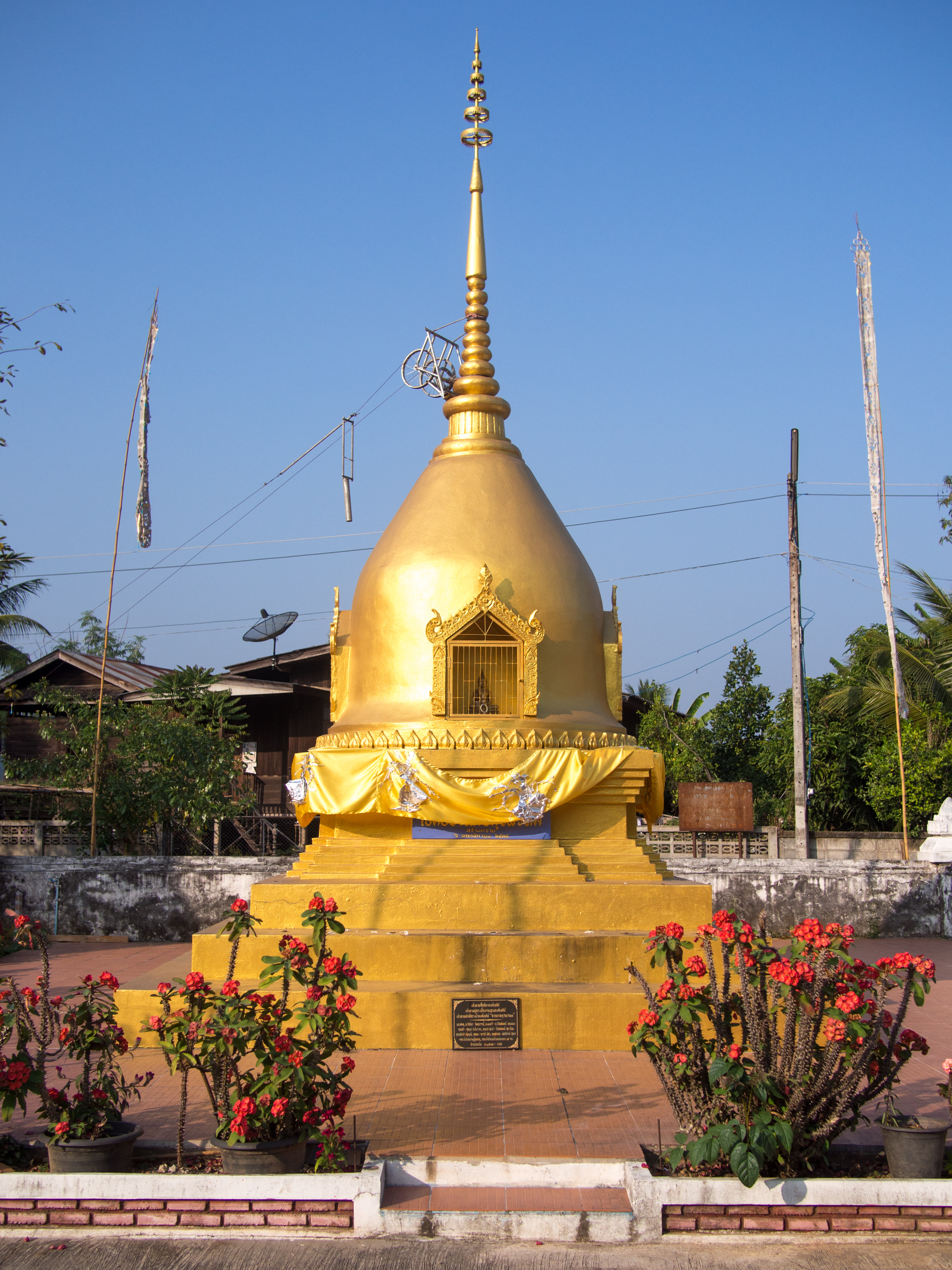 Nong Daeng 院内金色佛塔、方形基座、小龛和塔前盆栽