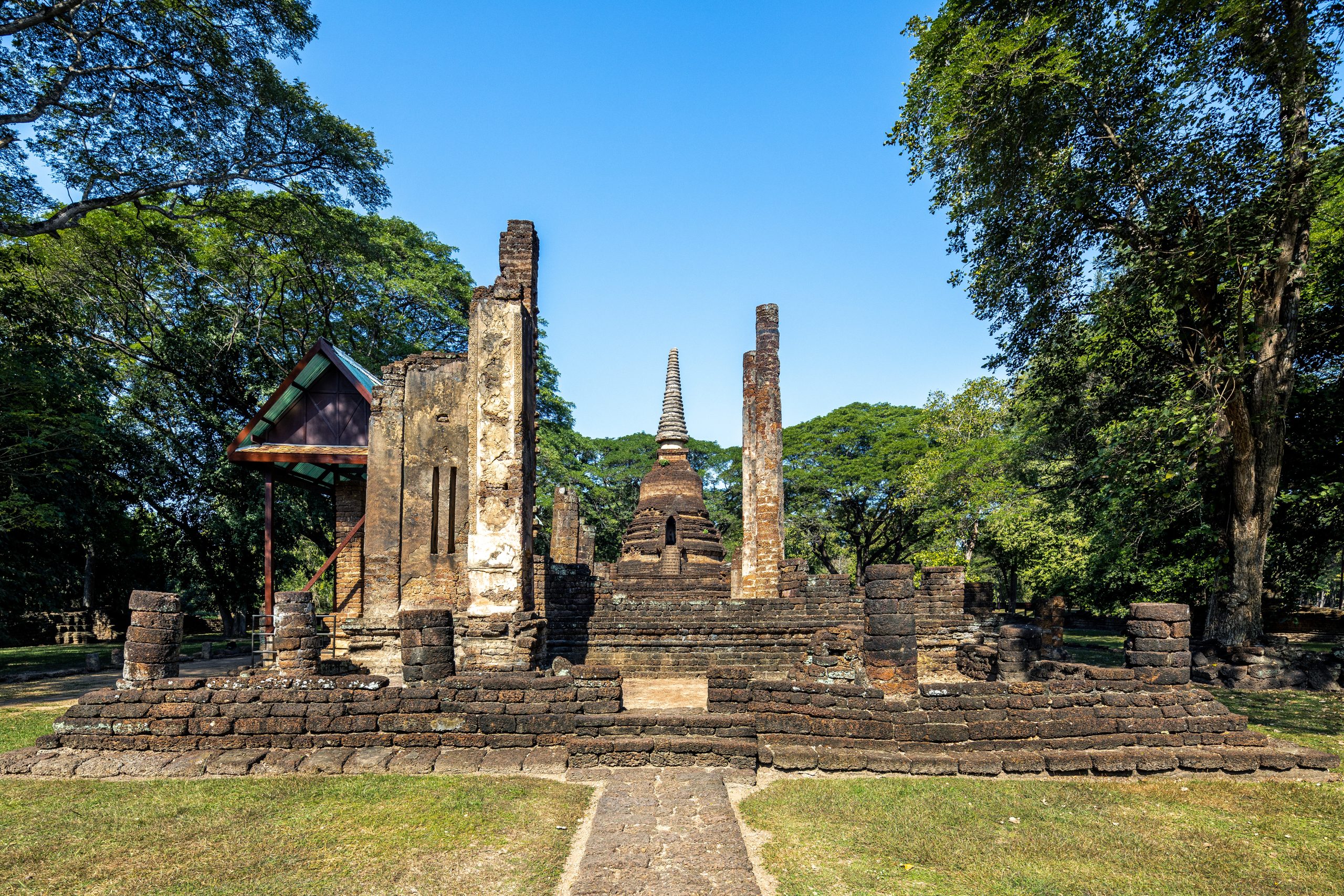 西萨查那莱Wat Nang Phaya台基、立柱、采光孔残墙及后方钟形主塔