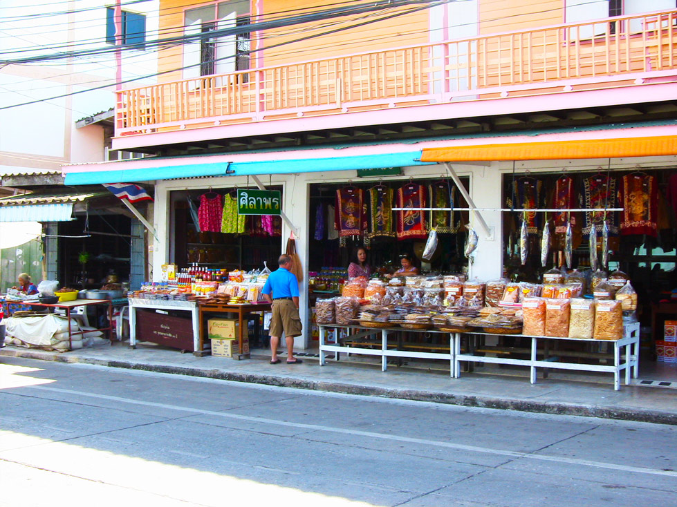 Ang Sila 市场一间陈列包装干货和悬挂干鱼的店面。