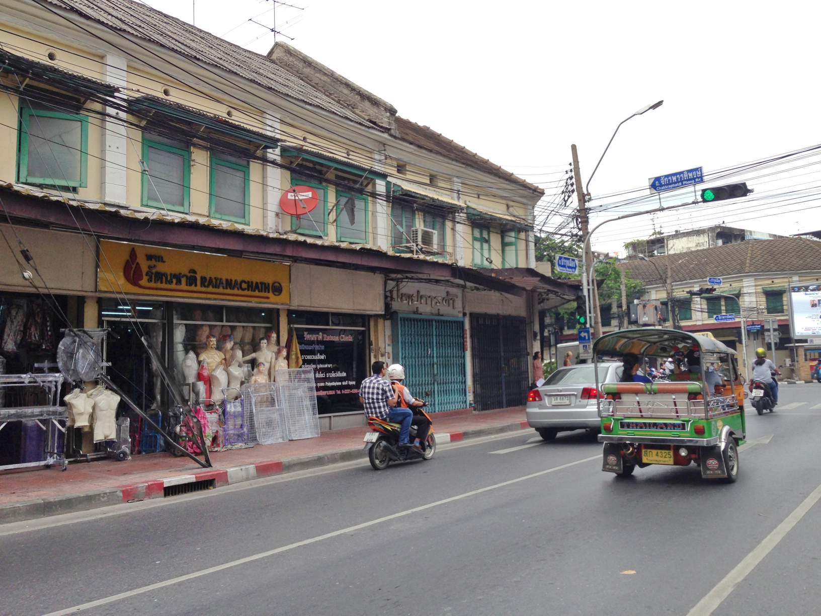 班巴特所在街区的班鲁孟路,绿窗连排建筑与嘟嘟车