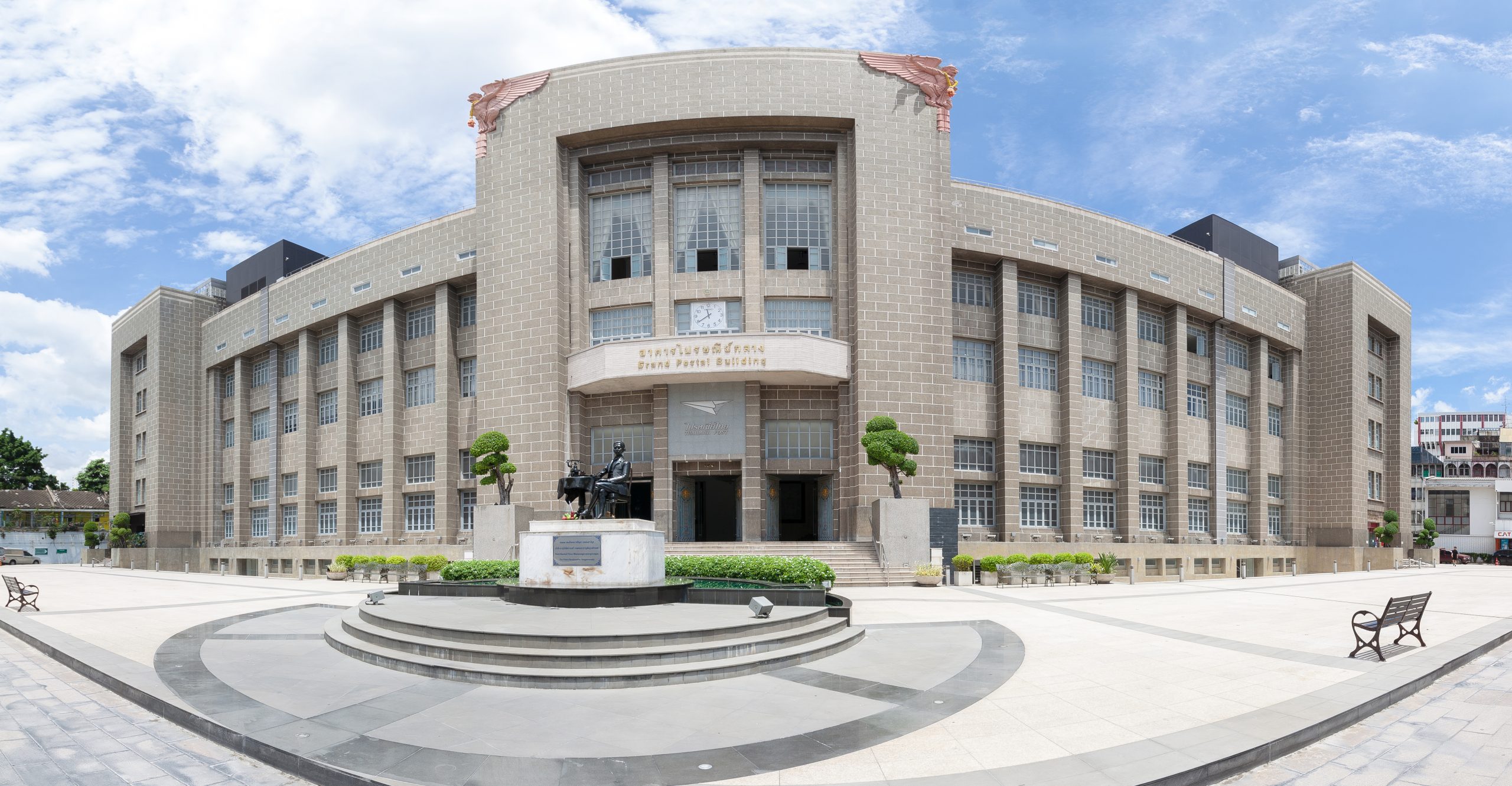 曼谷挽叻中央邮局长立面、中央入口和屋角迦楼罗