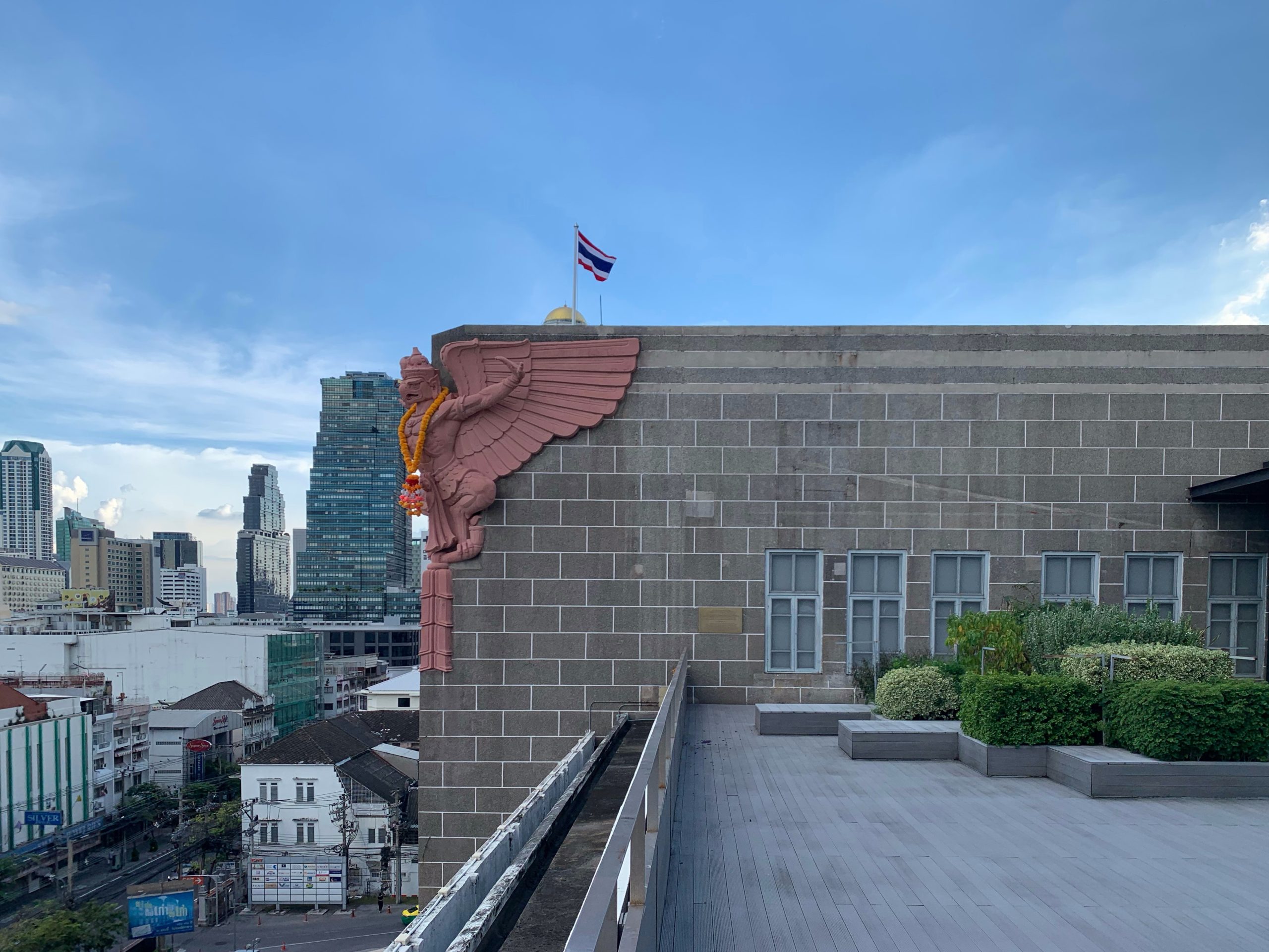 中央邮局屋角迦楼罗展开的翅膀、手臂和颈前花环